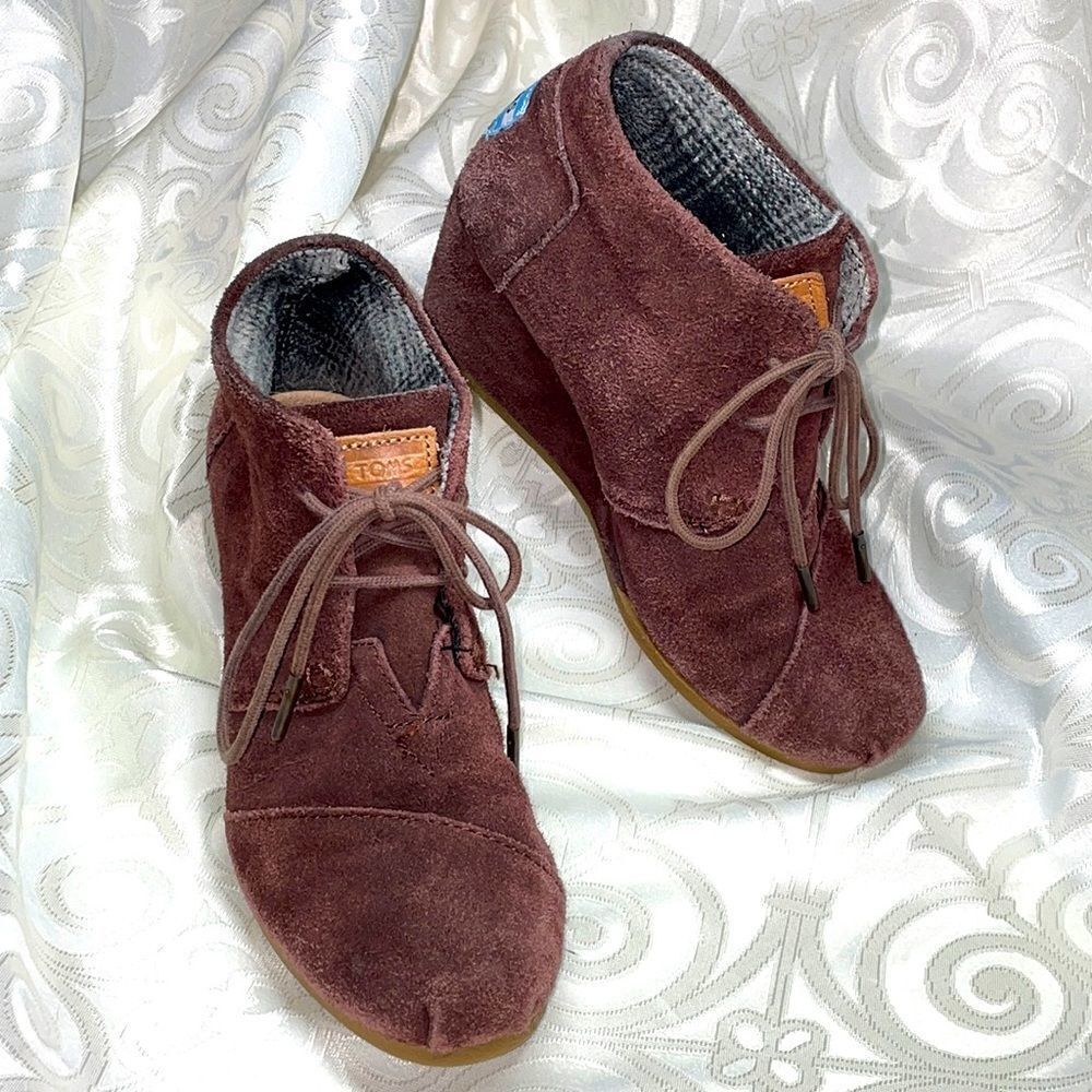 Tom’s tie up suede wedge booties lined in plaid flannel size 5.5